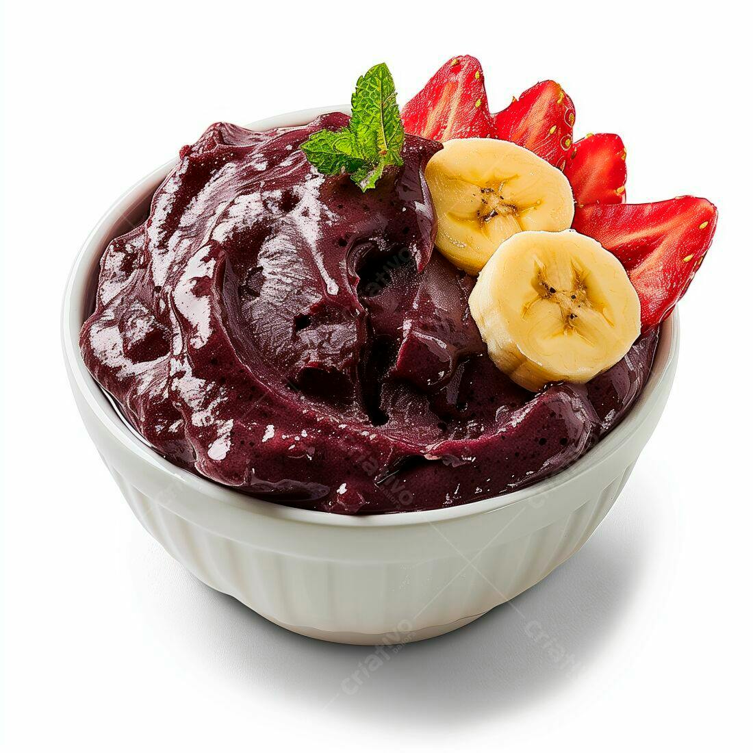 Açaí com banana e morango em tigela branca