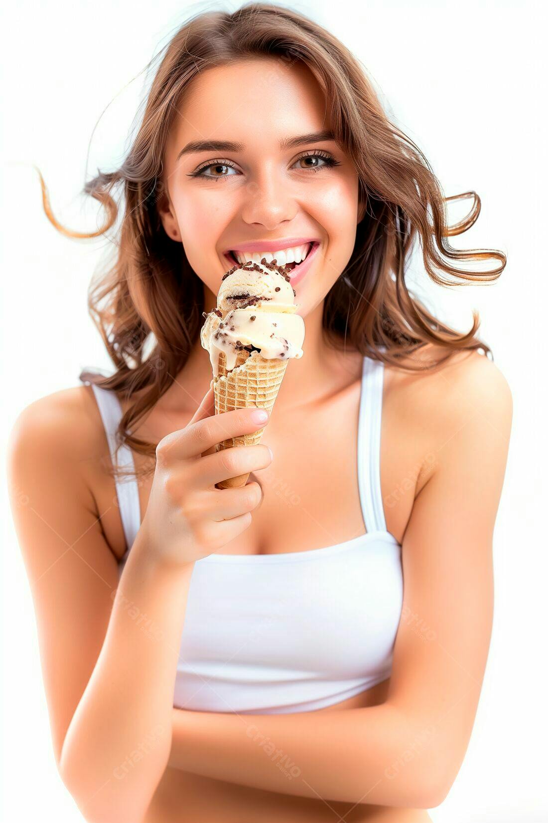 Mulher jovem comendo sorvete de baunilha