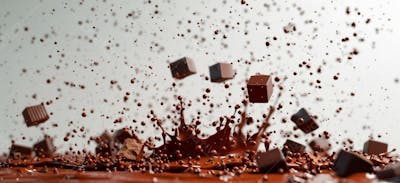 Calda De Chocolate Em Forma De Splash No Ar 18