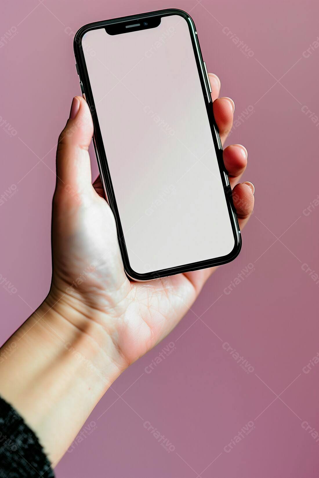 Mão segurando smartphone tela branca
