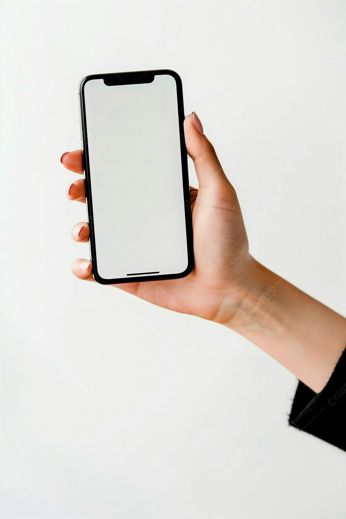Smartphone em mão feminina fundo branco