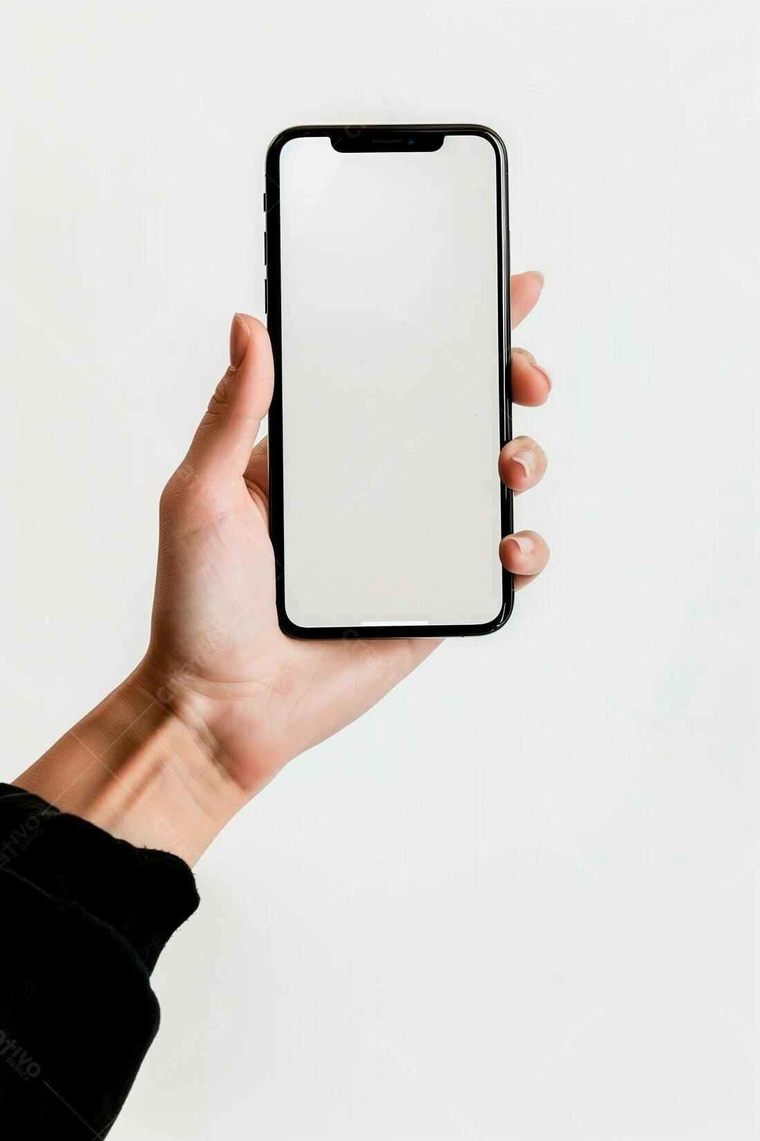 Smartphone na mão fundo branco