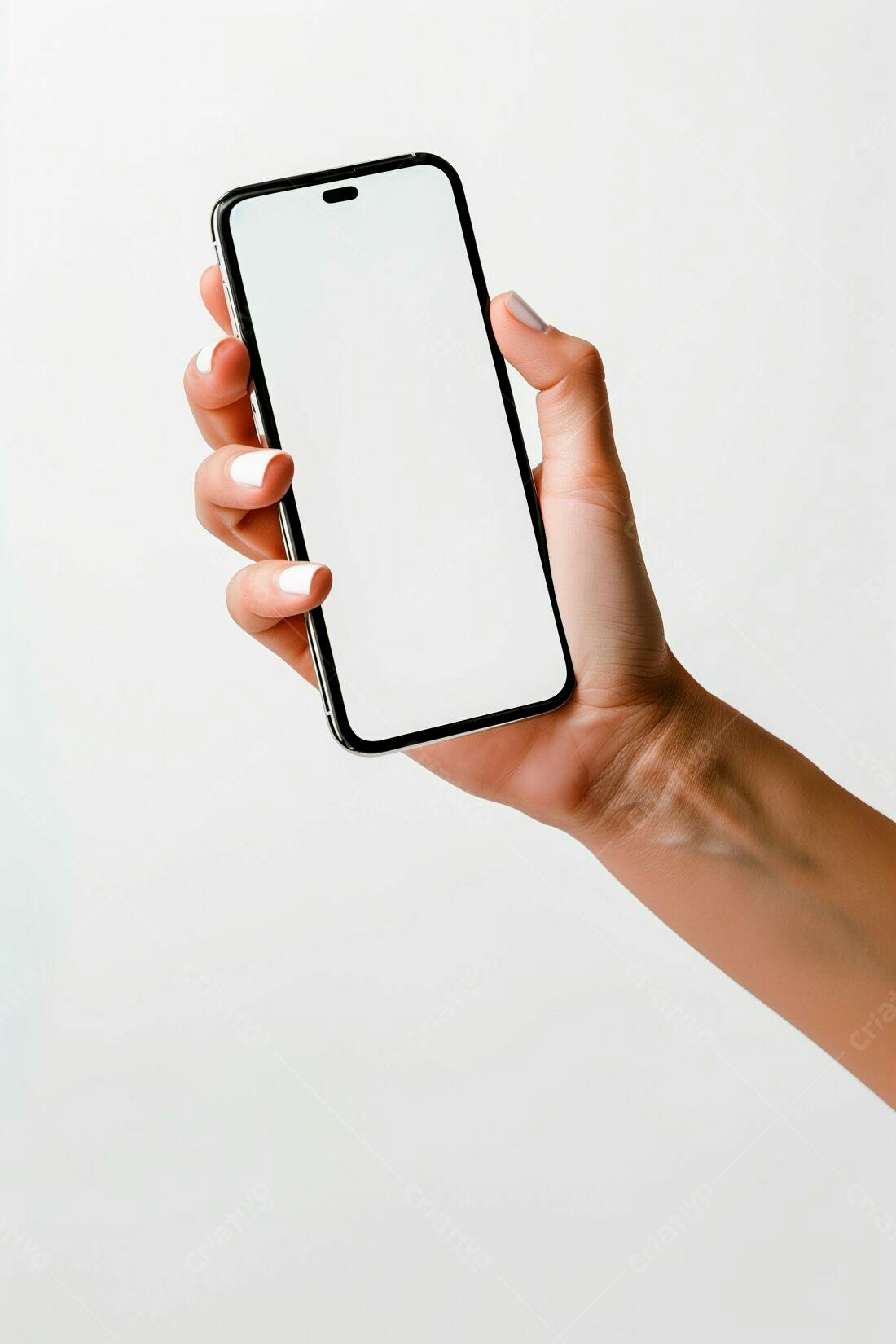 Mão segurando smartphone tela branca