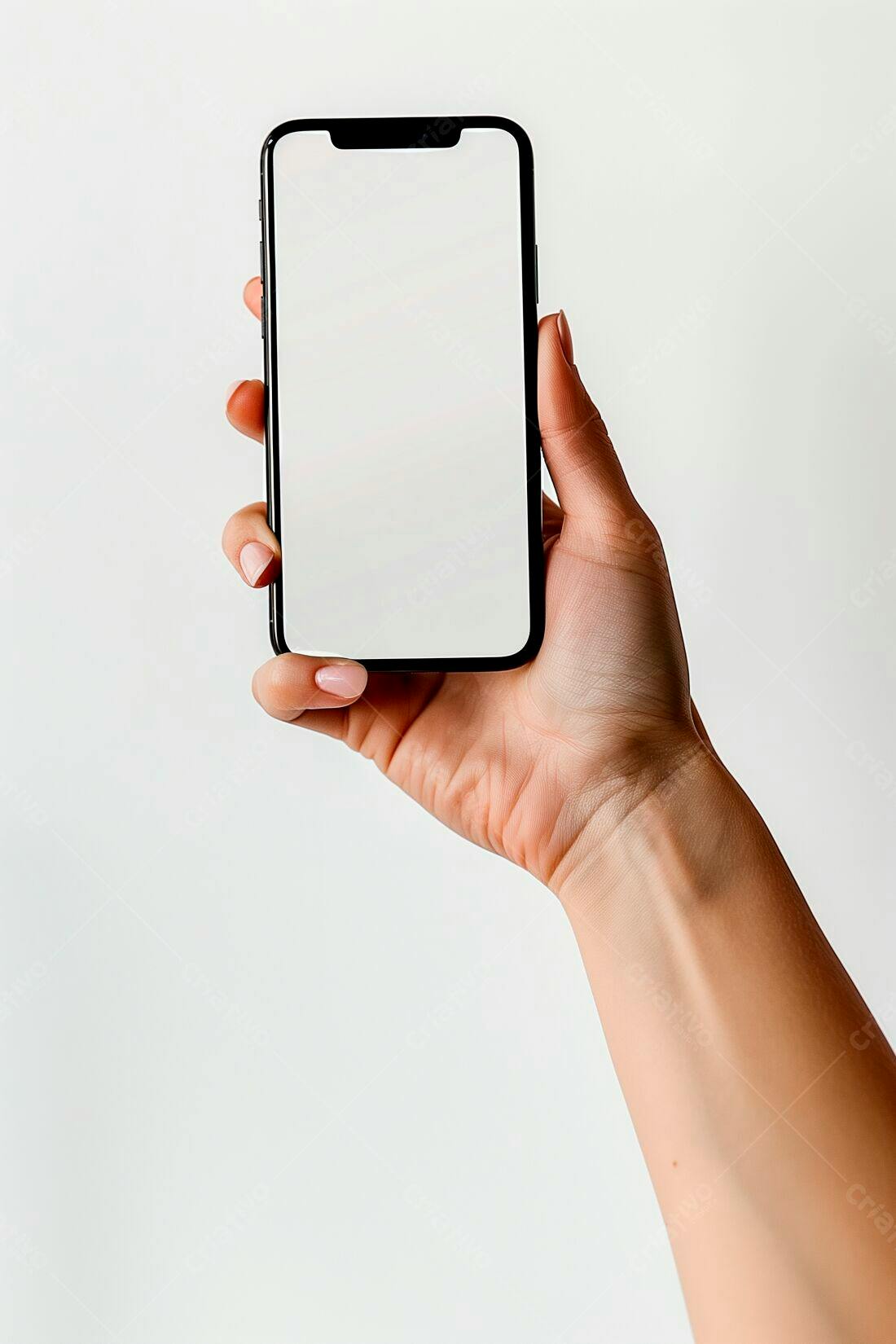 Mão segurando smartphone tela branca