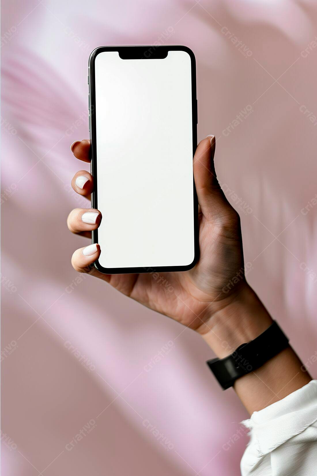 Mão segurando smartphone tela branca fundo rosa