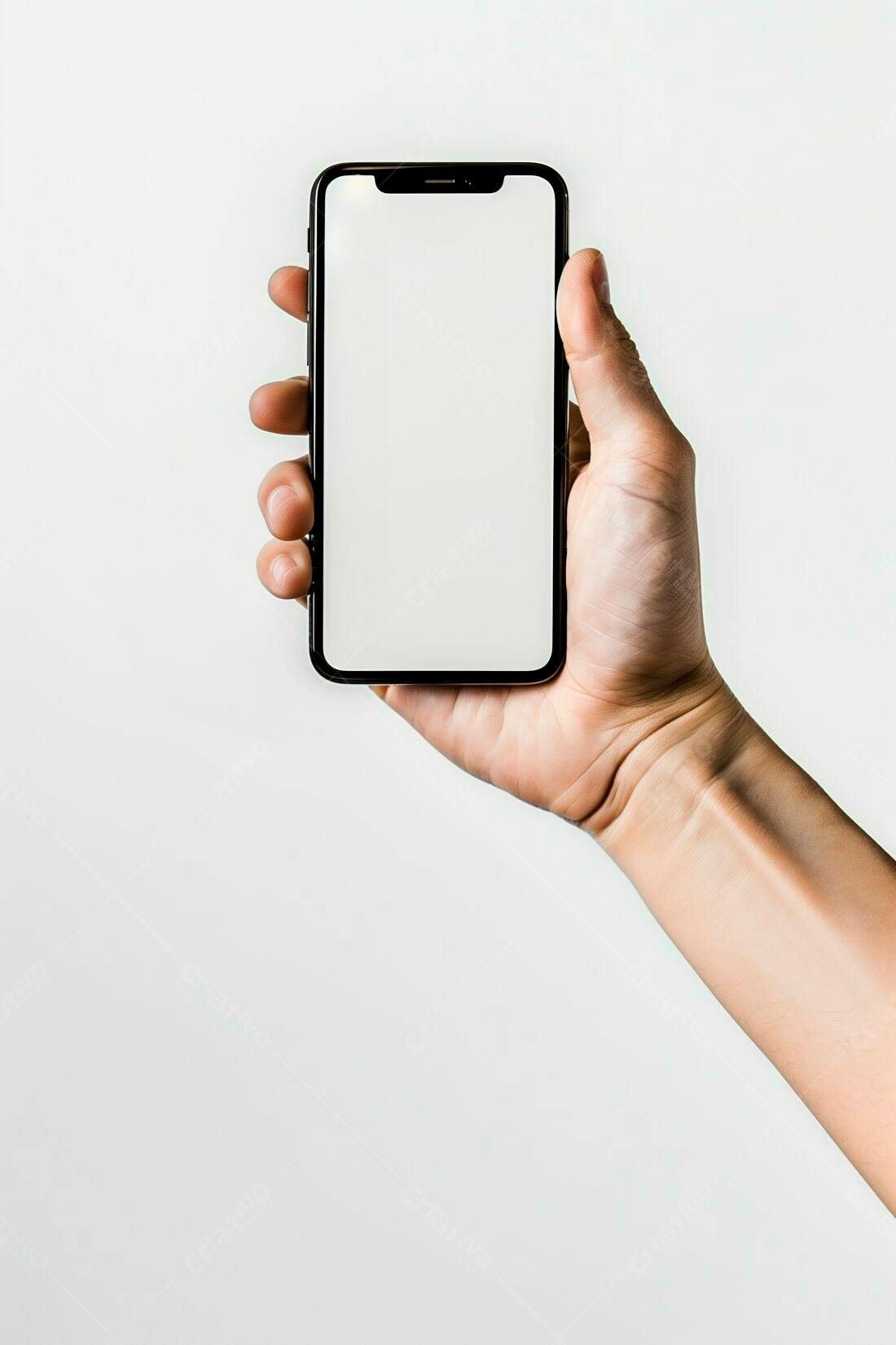 Mão segurando smartphone com tela em branco