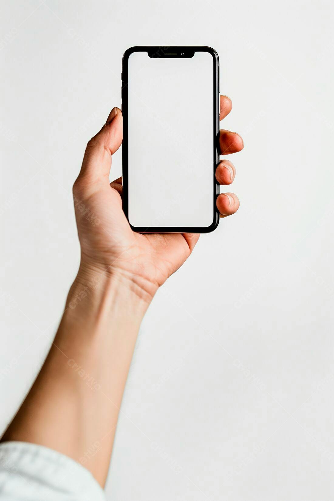 Mão segurando smartphone tela branca