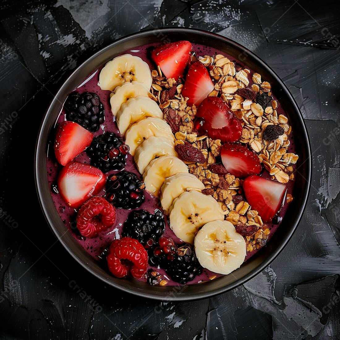 Açaí Bowl com frutas vermelhas e granola