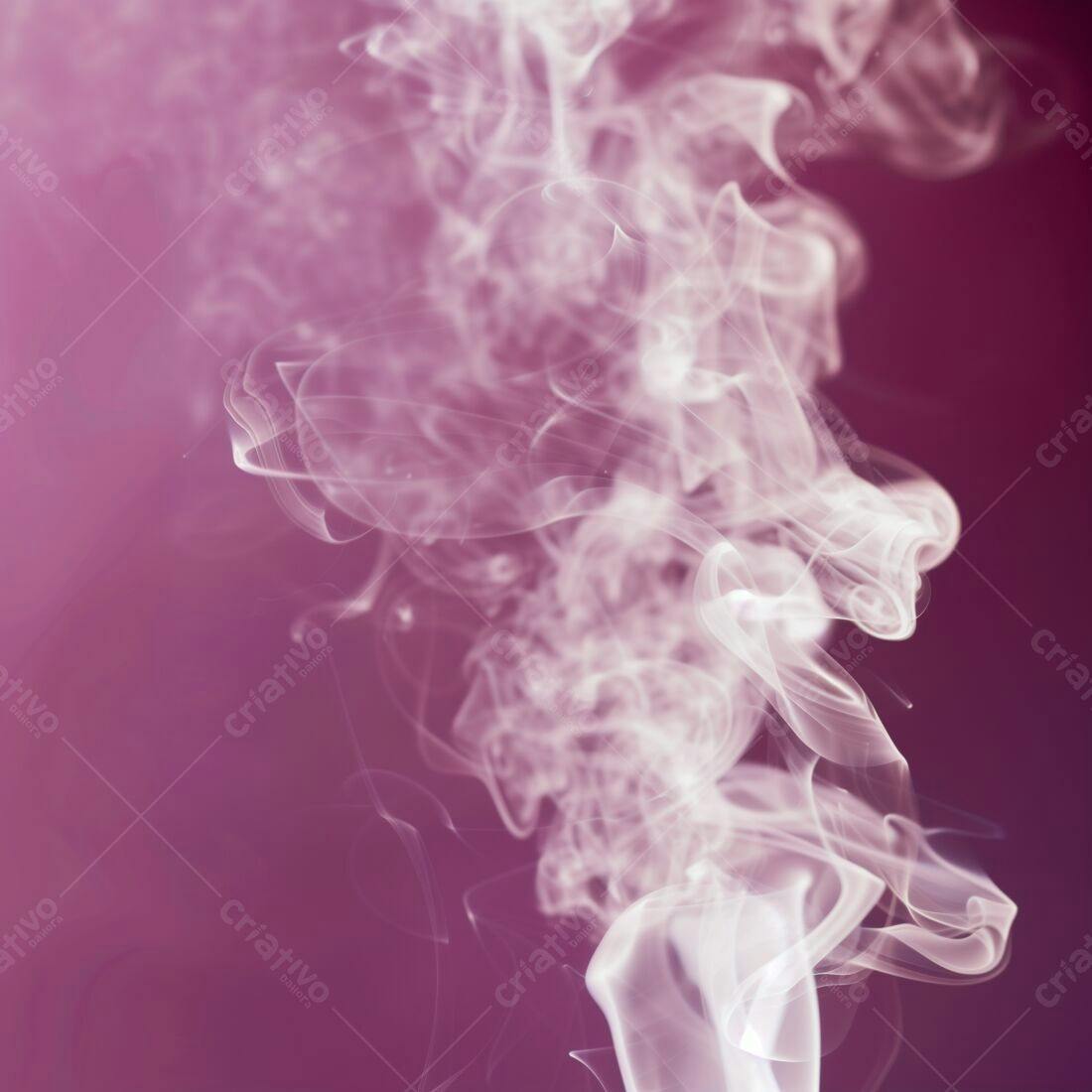 Nuvens de fumaça rosa claro fundo roxo
