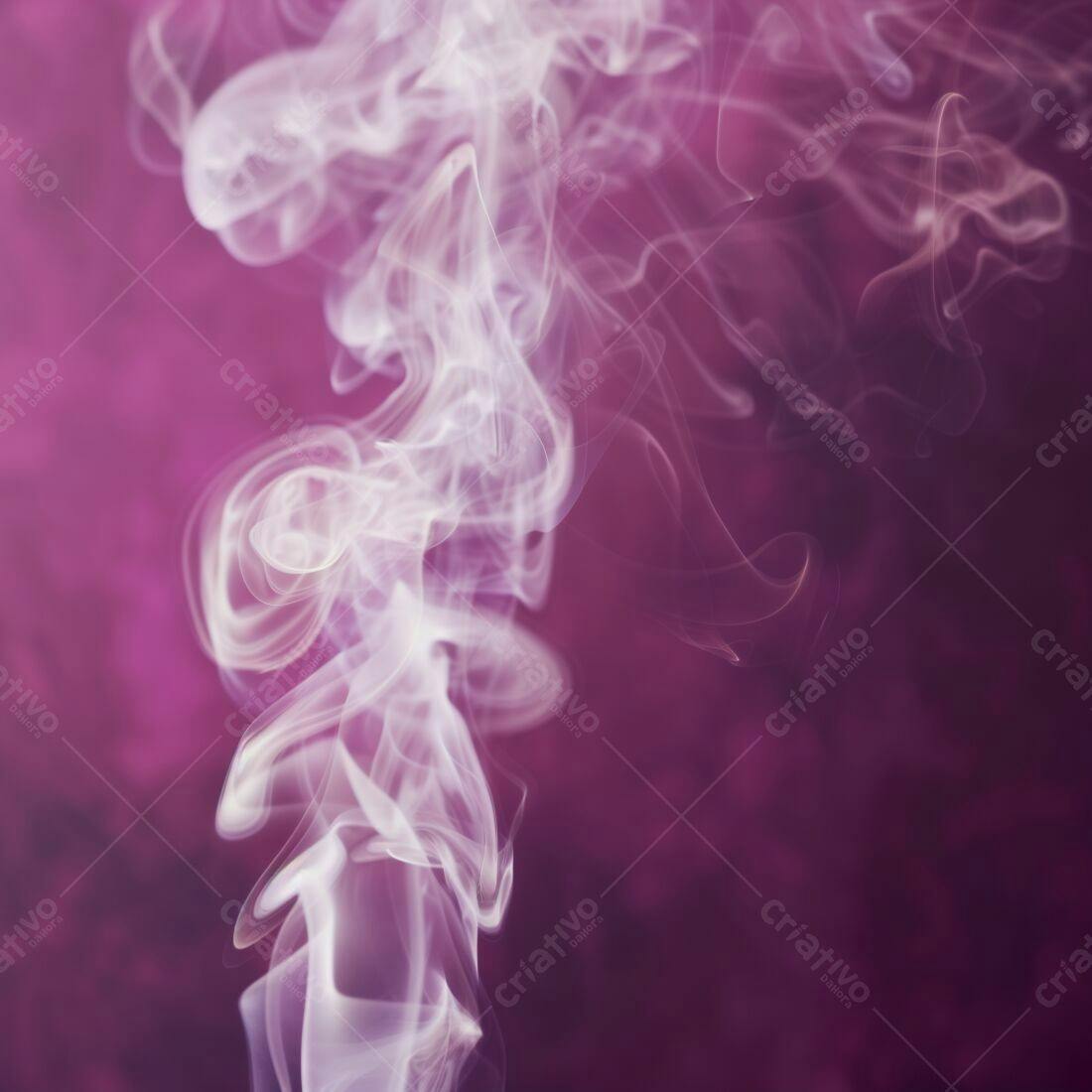 Fumaça branca em fundo roxo