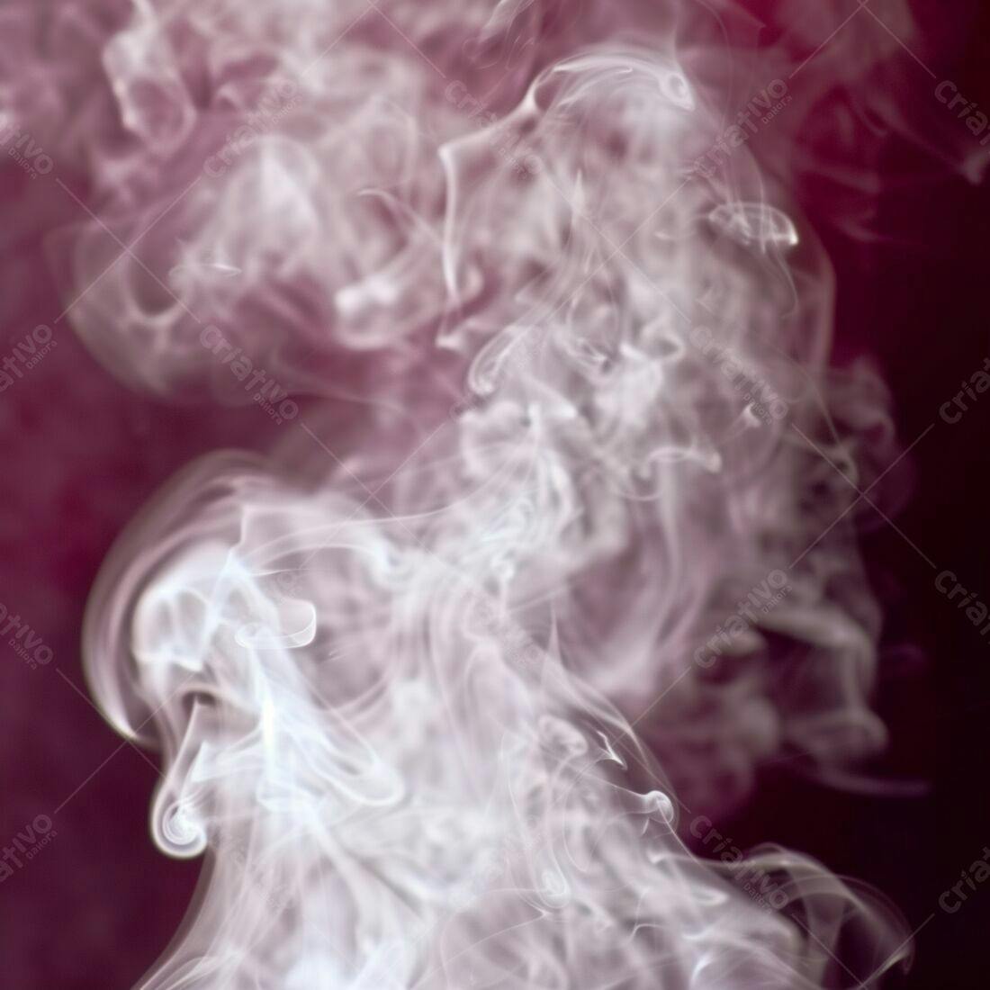 Nuvens de fumaça branca em fundo vinho