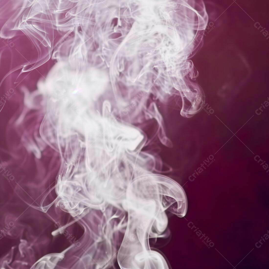 Nuvens de fumaça branca em fundo bordô