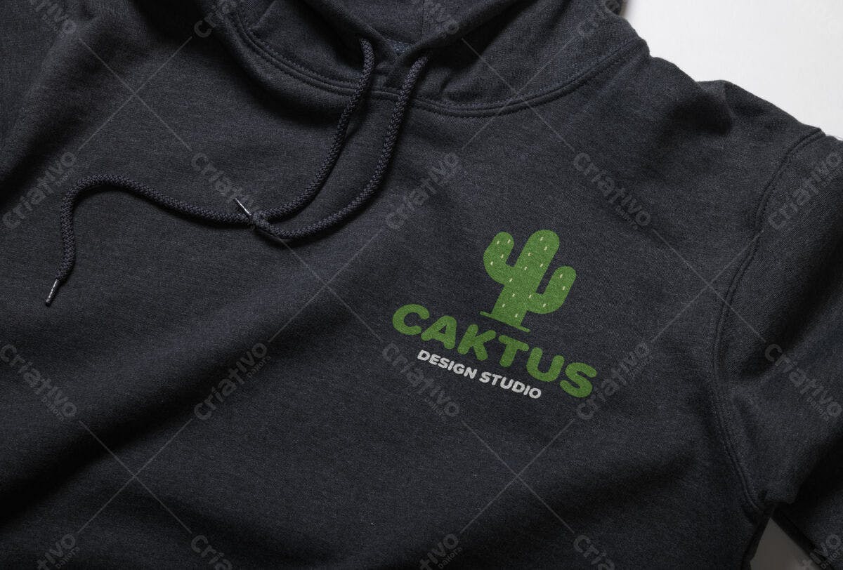 Mockup de Camiseta Cinza Escuro com Logo de Cacto PSD Editável