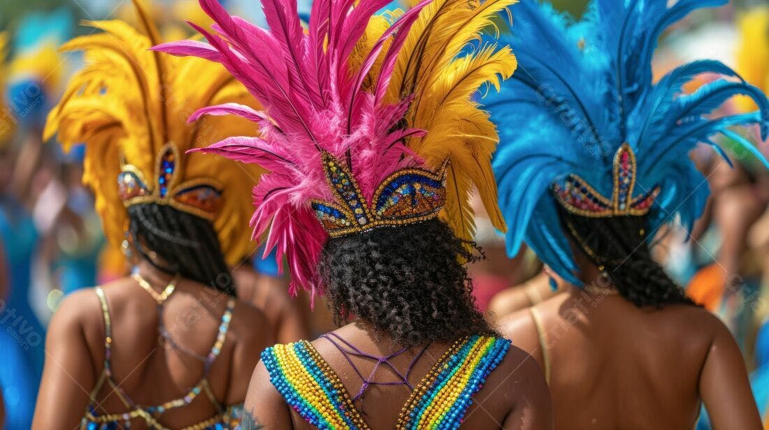 Mulheres em desfile de Carnaval com plumas vibrantes