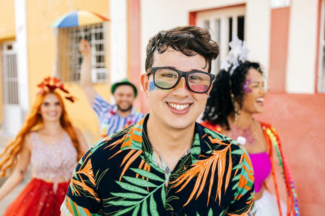 Homem sorridente com glitter no rosto em festa de carnaval