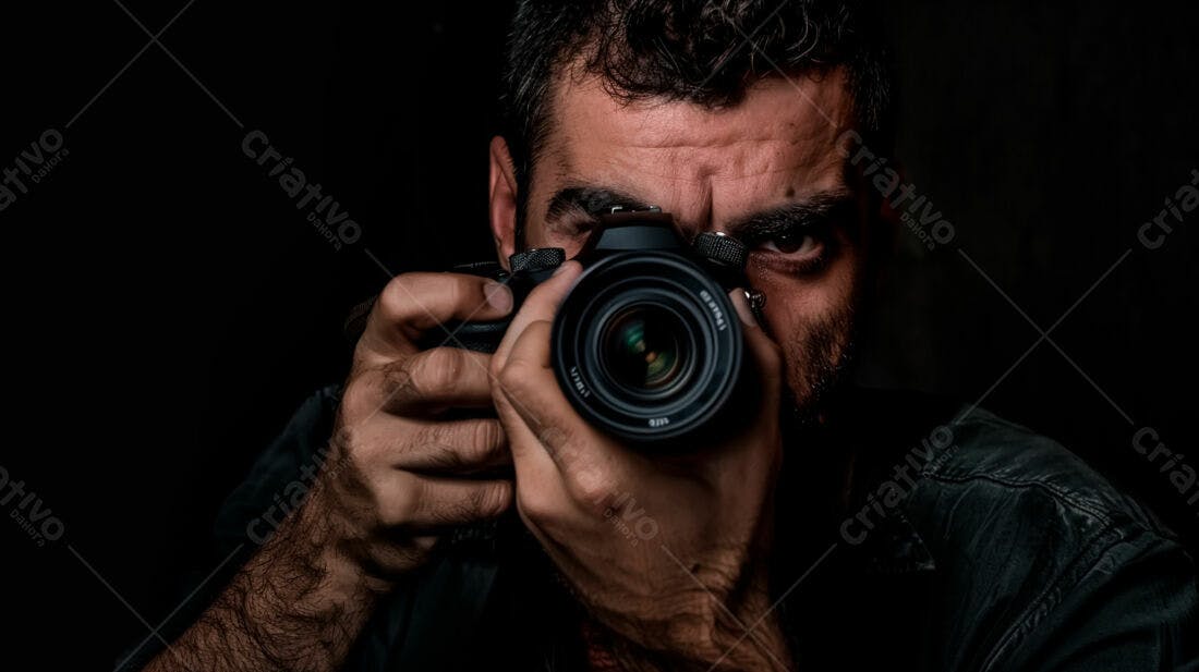 Fotógrafo com câmera profissional fundo escuro