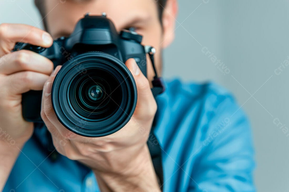 Fotógrafo com câmera DSLR profissional