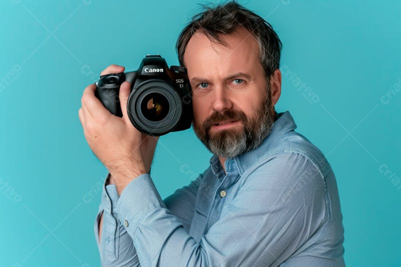 Imagem de um fotógrafo segurando sua camera fotografica 36