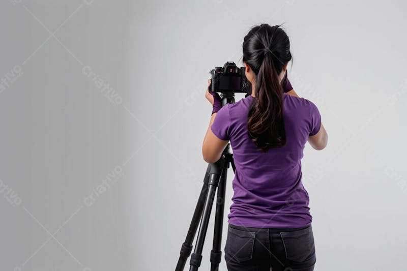 Fotógrafa profissional tirando fotos em um estúdio 1