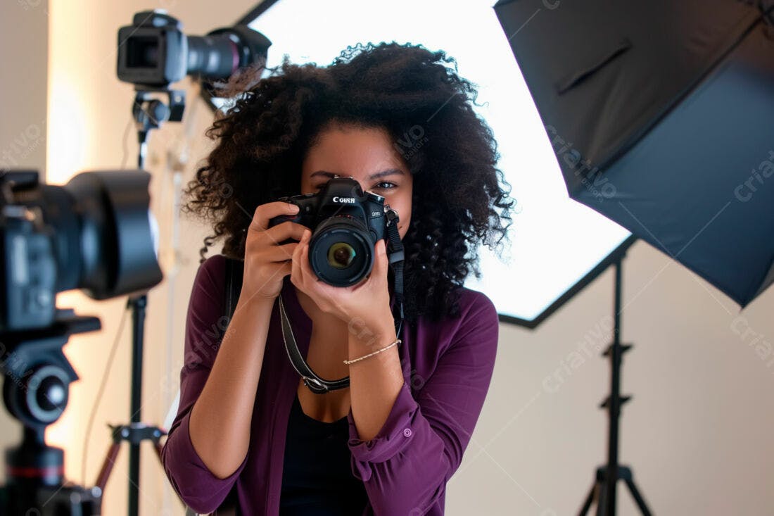 Fotógrafa negra com câmera Canon em estúdio