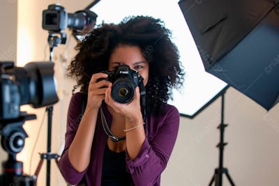 Fotógrafa Profissional Tirando Fotos Em Um Estúdio 14