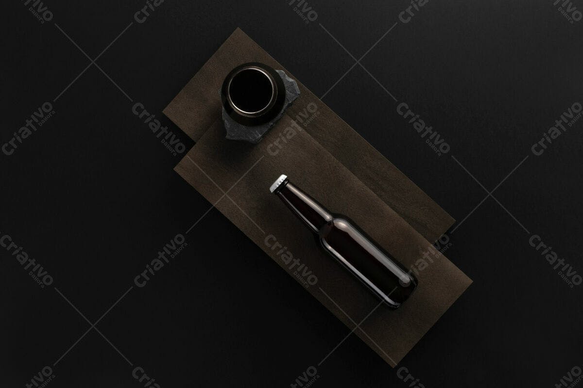 Mockup Garrafa Cerveja Escuro PSD Editável