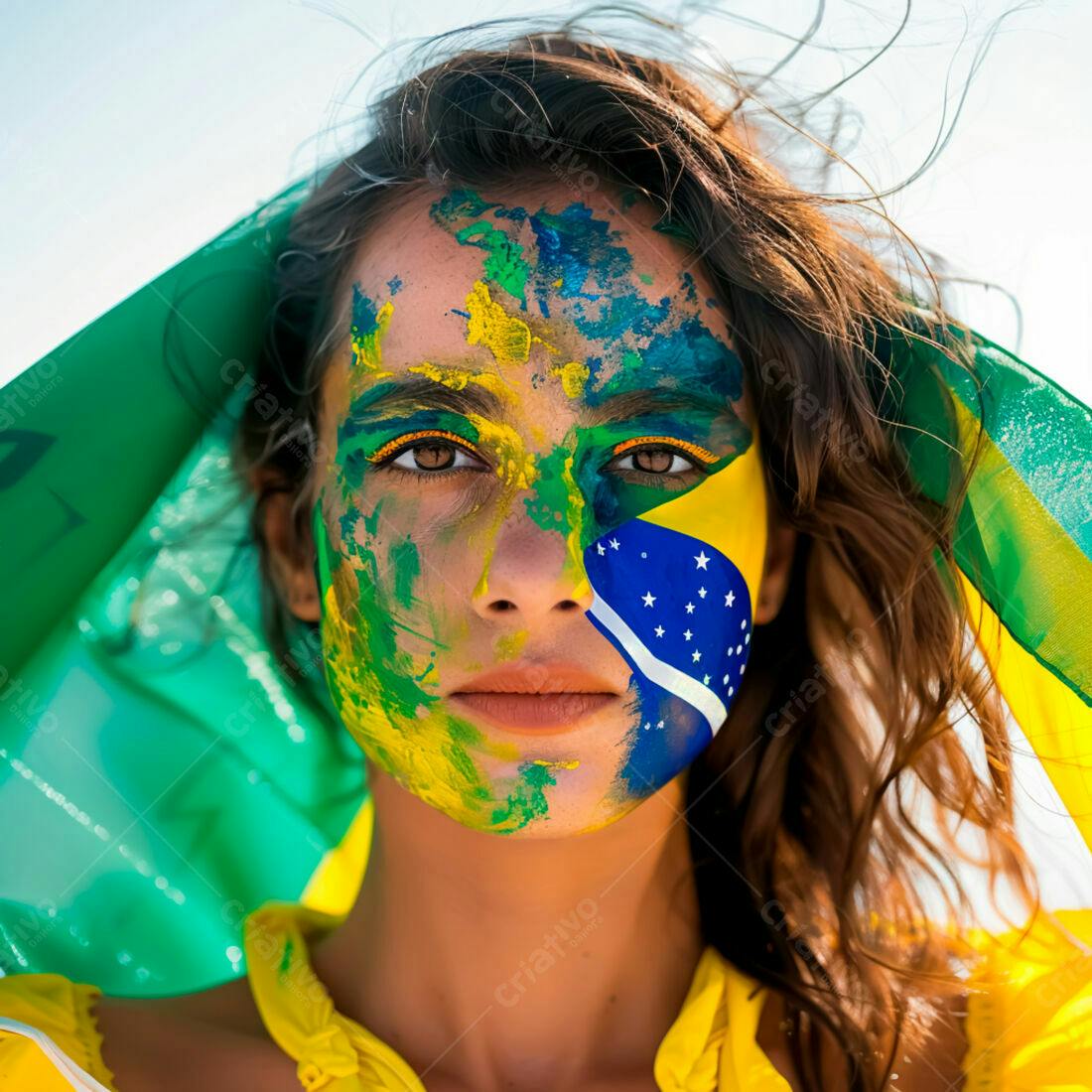 Mulher com pintura facial da bandeira brasileira