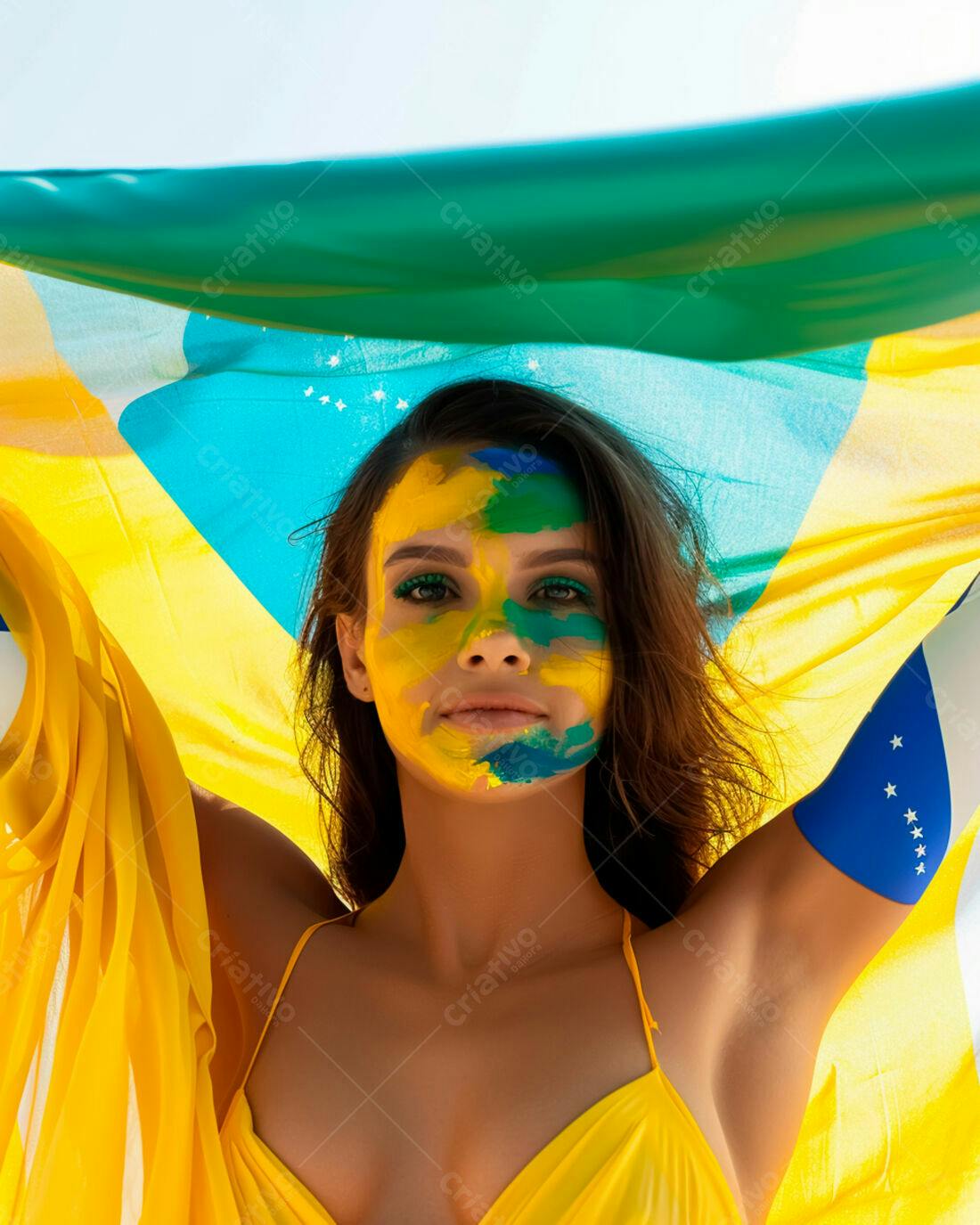 Mulher com pintura facial da bandeira brasileira