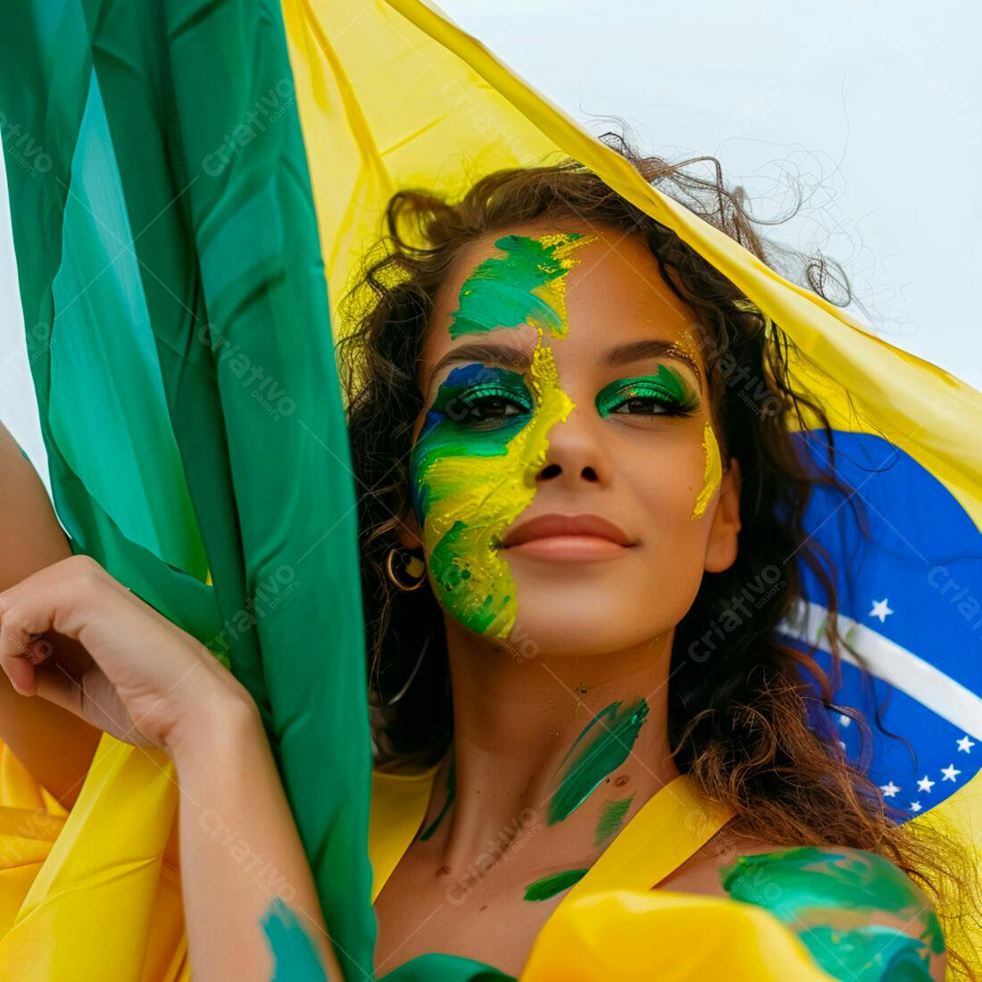 Mulher com pintura facial verde e amarela segurando bandeira brasileira