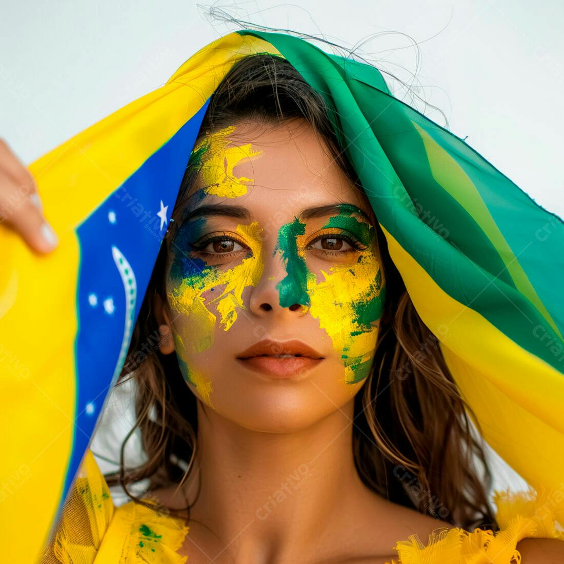 Mulher com pintura facial nas cores da bandeira brasileira
