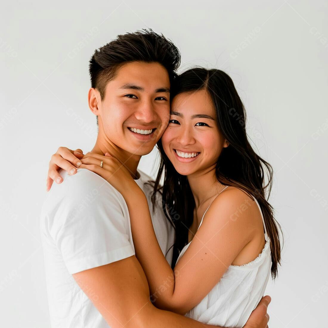 Casal asiático abraçado fundo branco