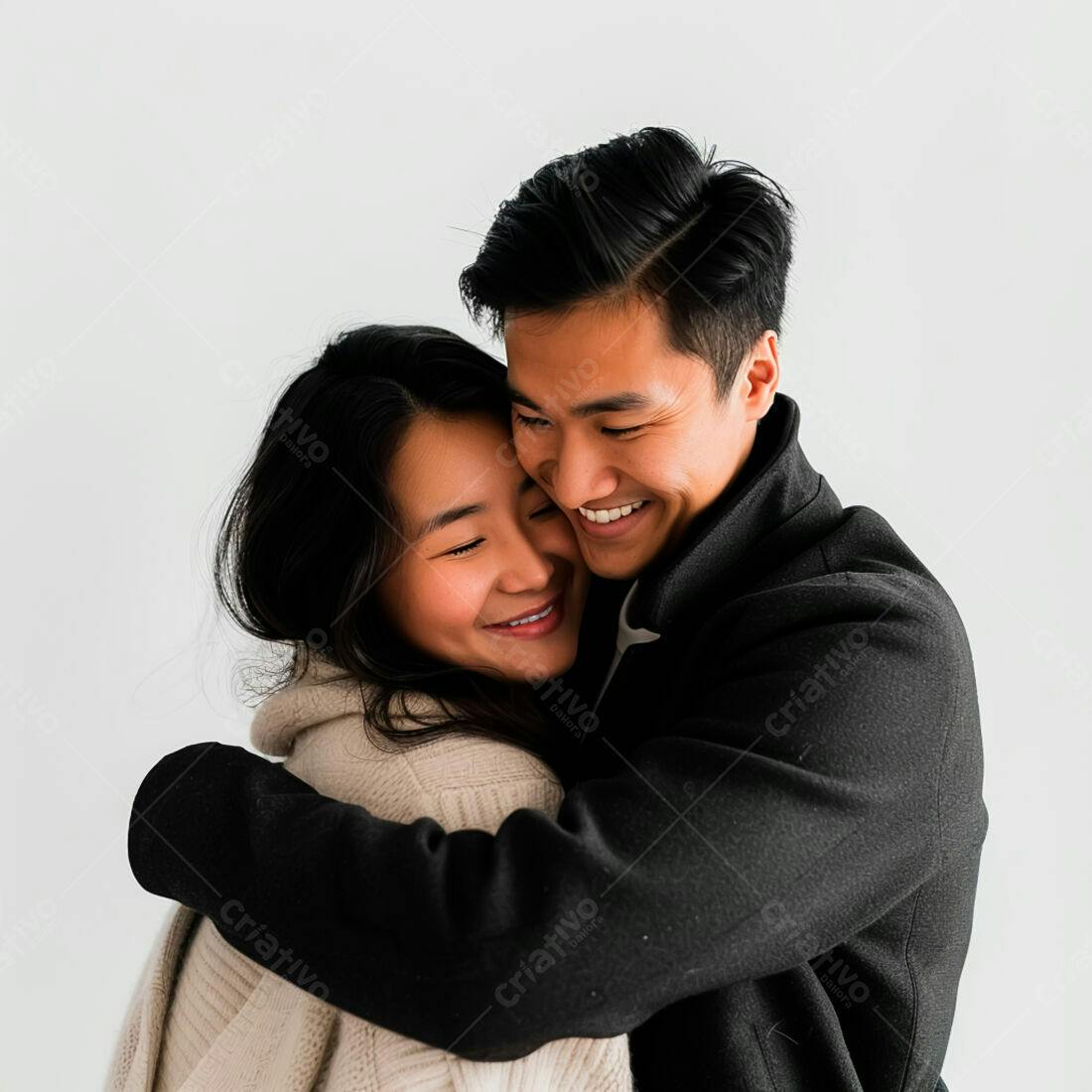 Casal asiático se abraçando fundo branco