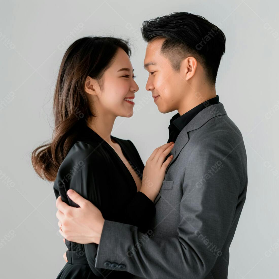 Casal asiático abraçando fundo cinza