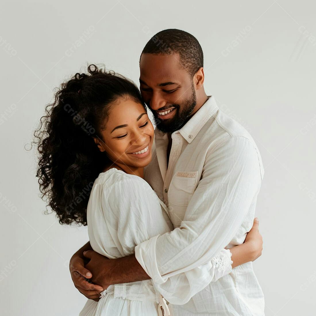 Casal negro abraçado fundo branco