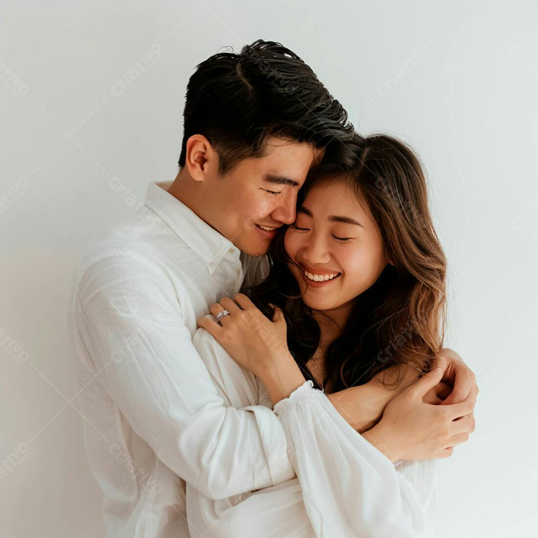 Casal asiático se abraçando fundo branco
