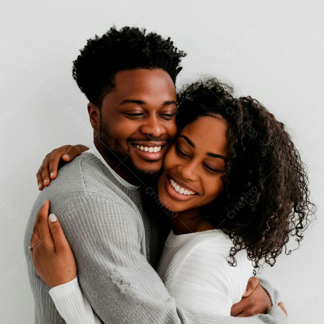 Casal negro se abraçando com alegria
