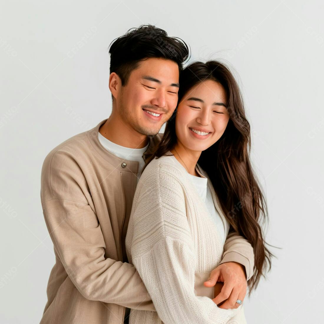 Casal asiático abraçado fundo branco