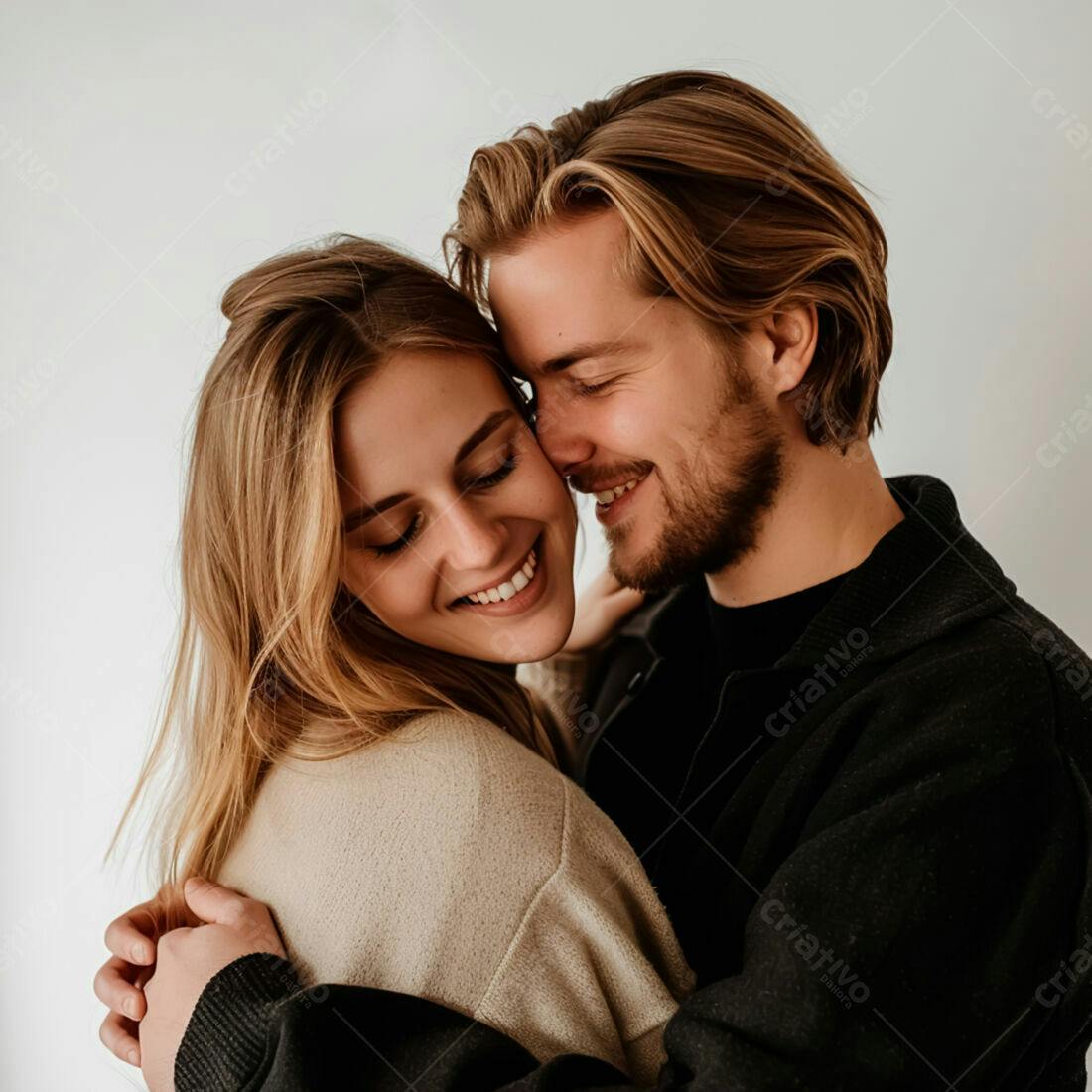 Casal apaixonado abraçado fundo branco
