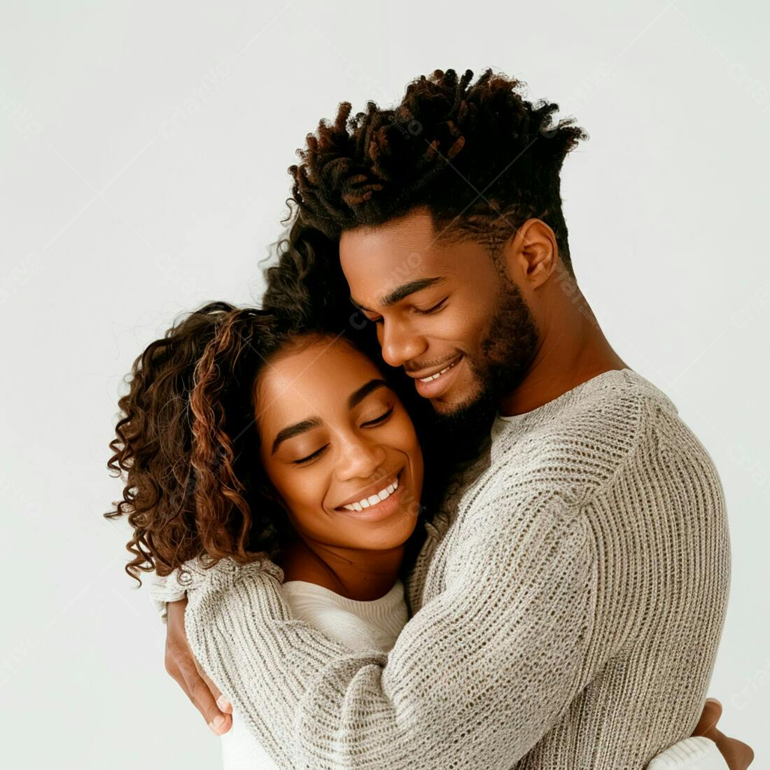 Casal negro abraçando com carinho