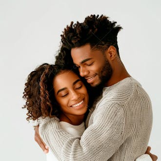 Imagem de um casal apaixonados e felizes se abraçando 14