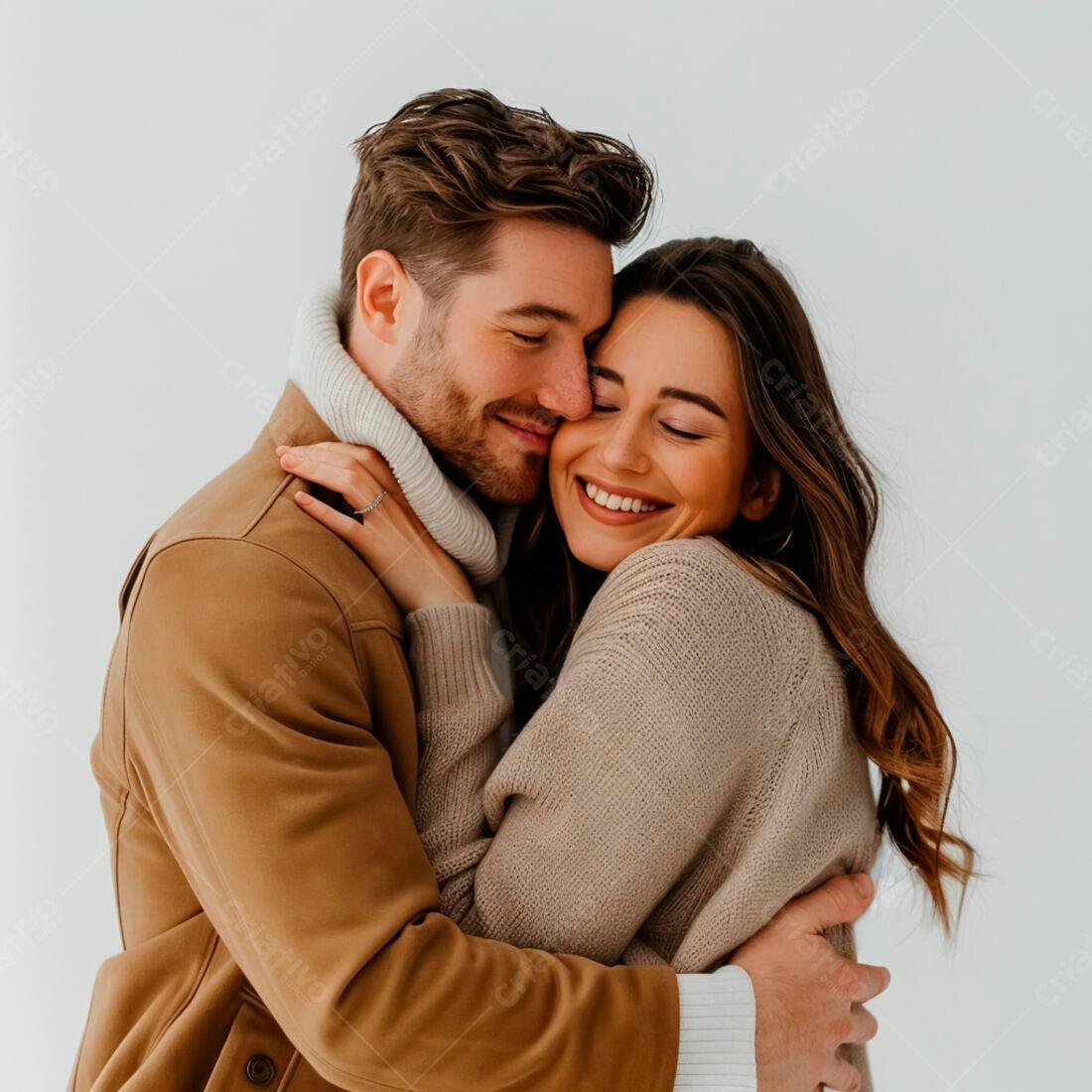 Casal abraçando com roupas em tons terrosos