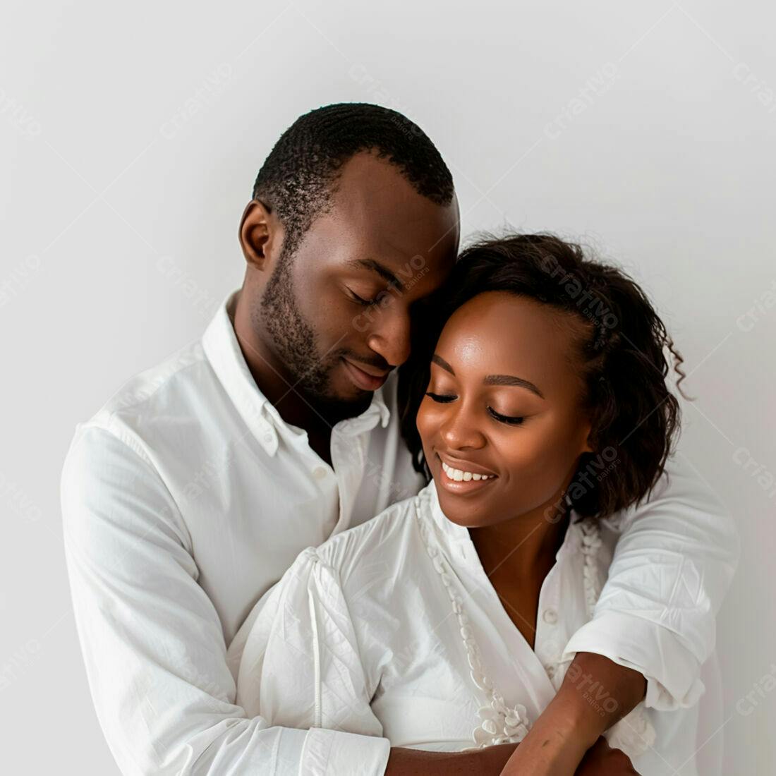 Casal negro abraçado fundo branco