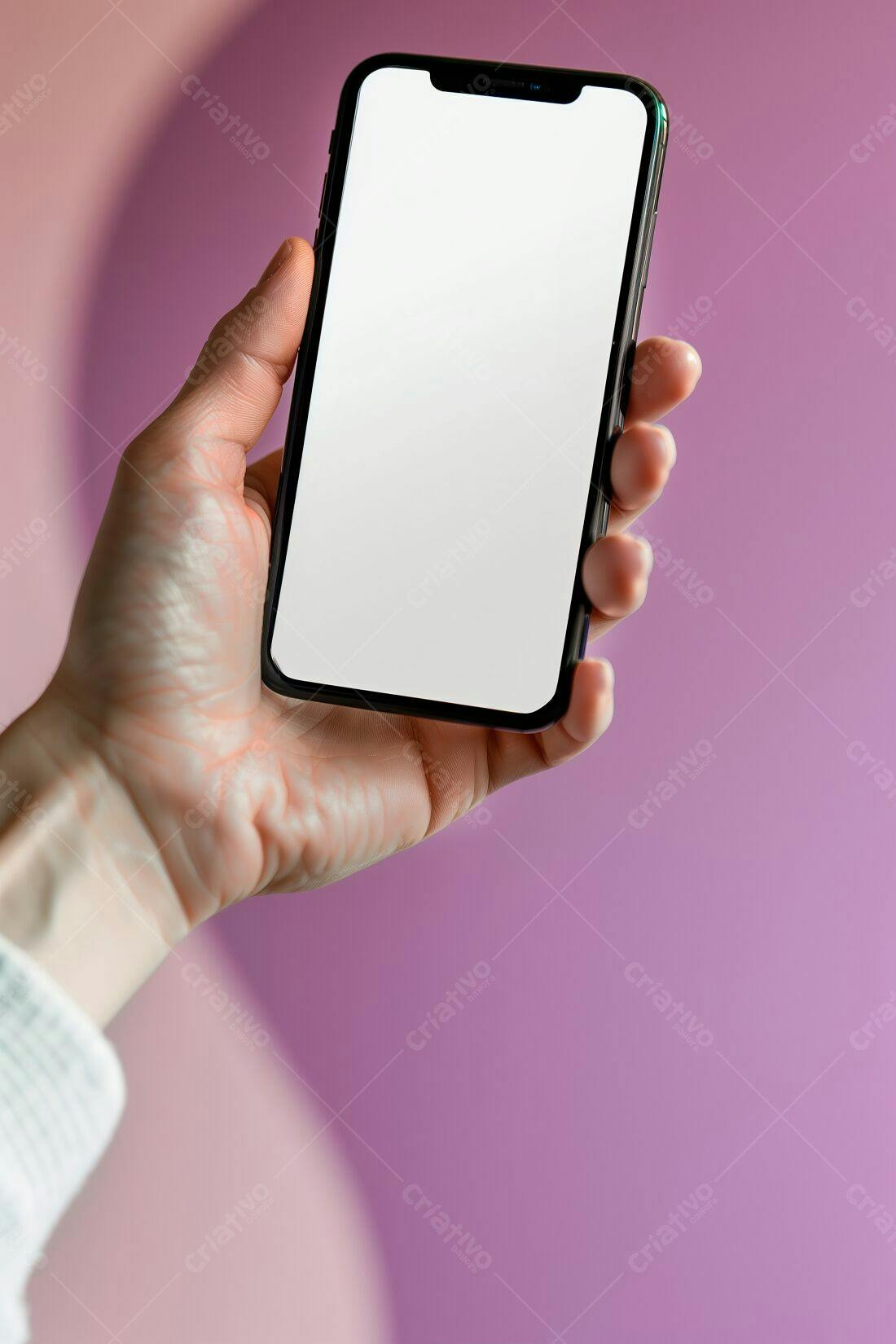Mão segurando smartphone tela branca fundo rosa