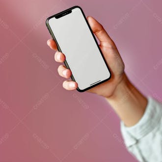 Segurando um celular na mão edit