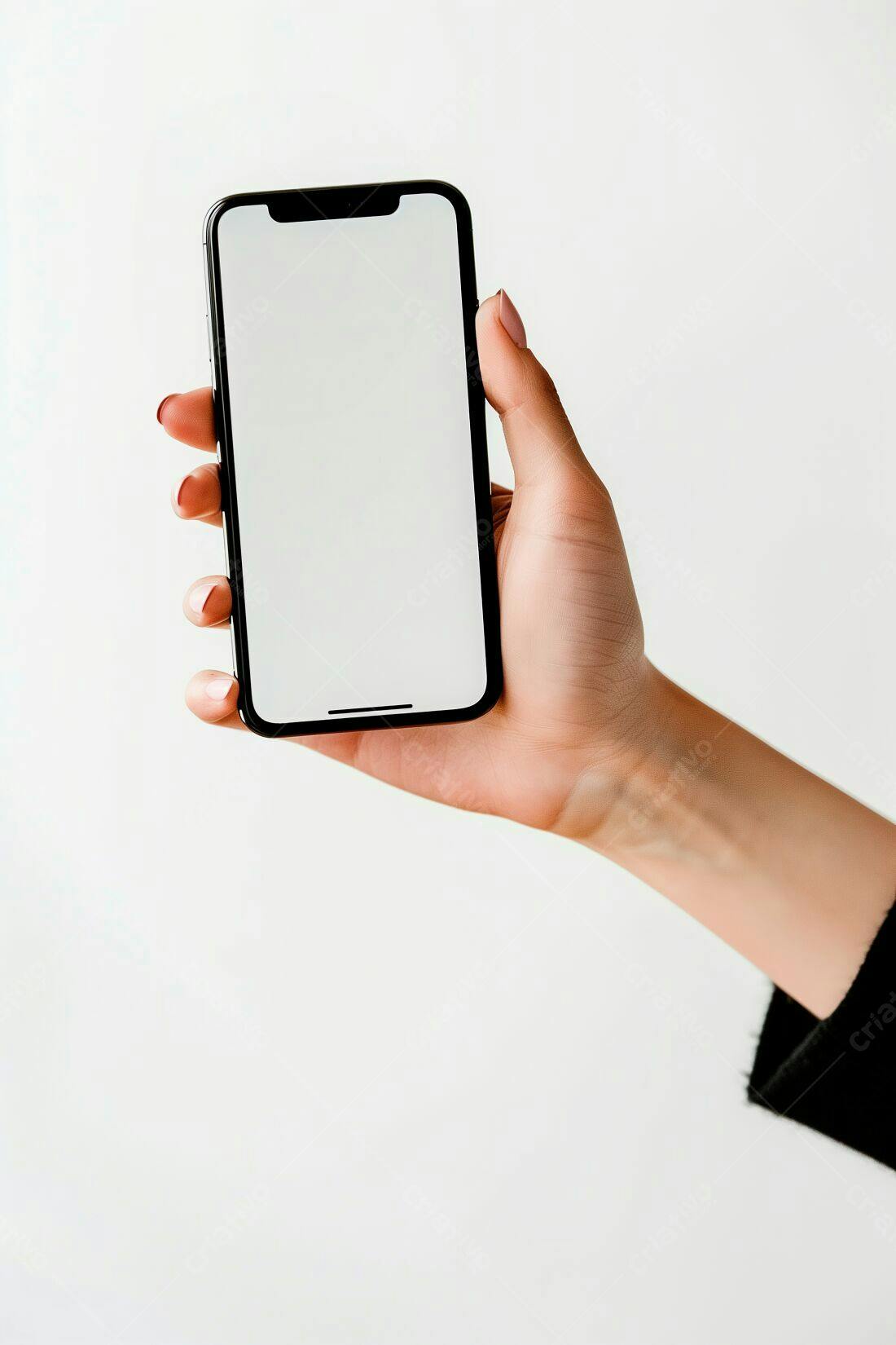 Mão segurando smartphone tela branca