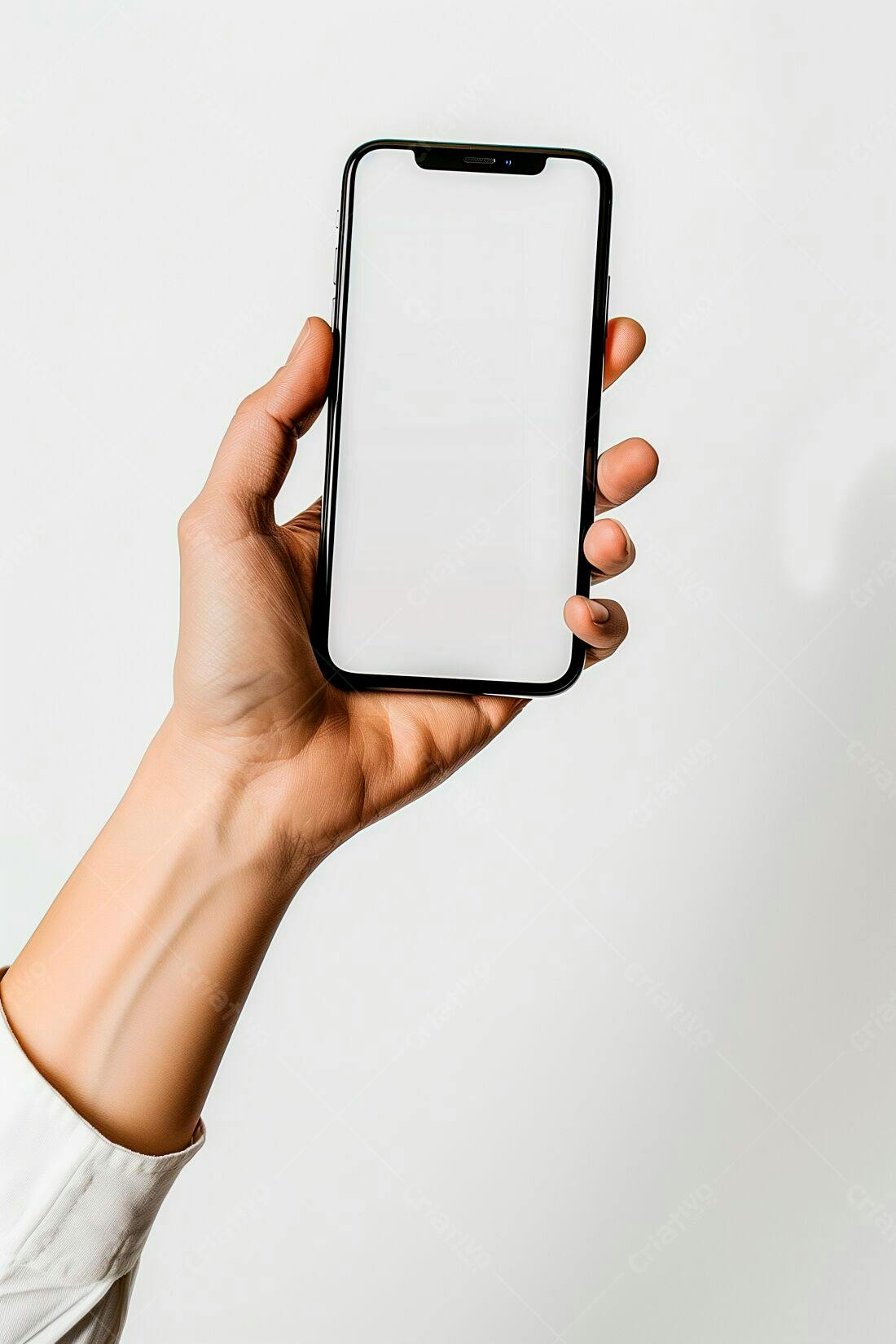 Mão segurando smartphone tela branca