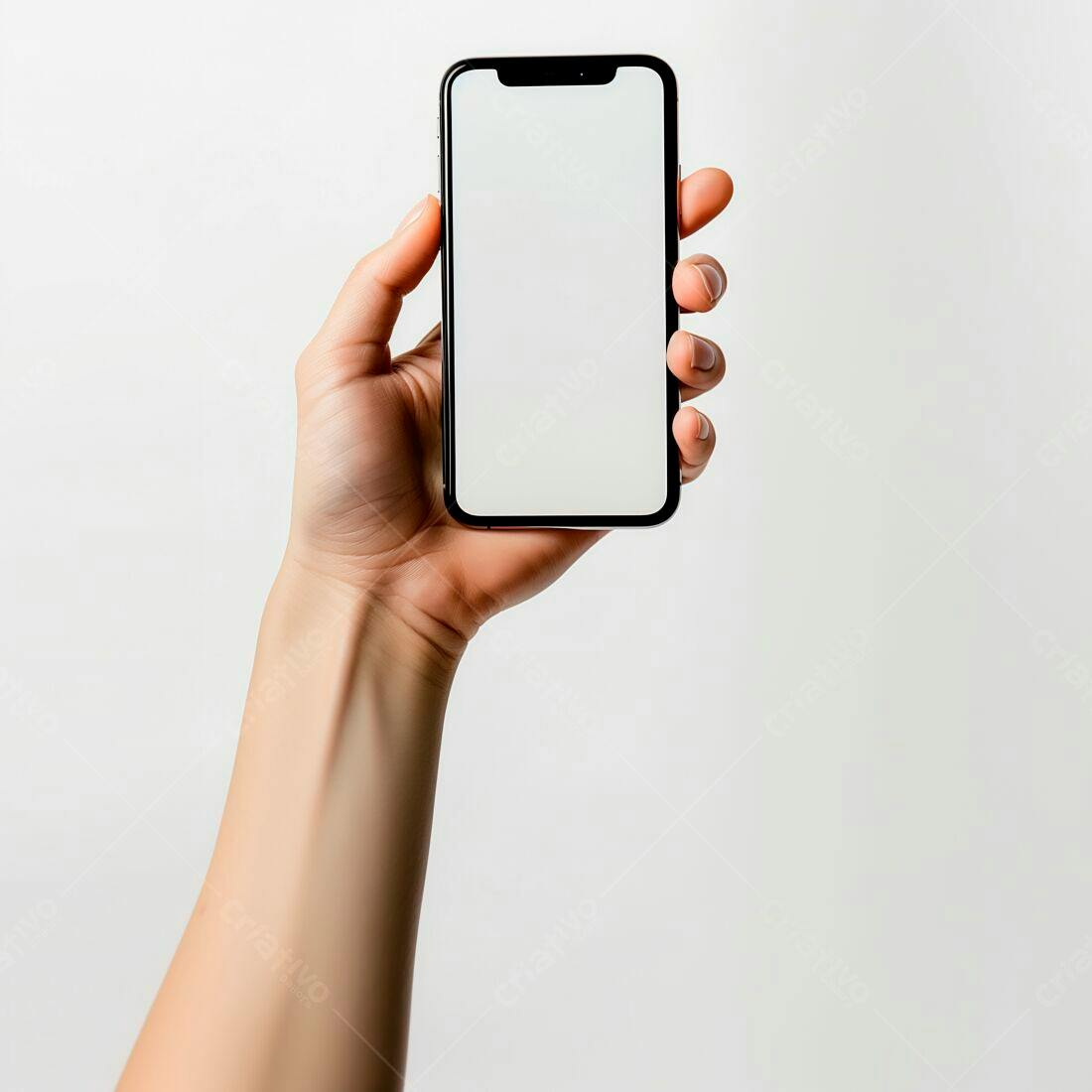 Mão segurando smartphone com tela branca