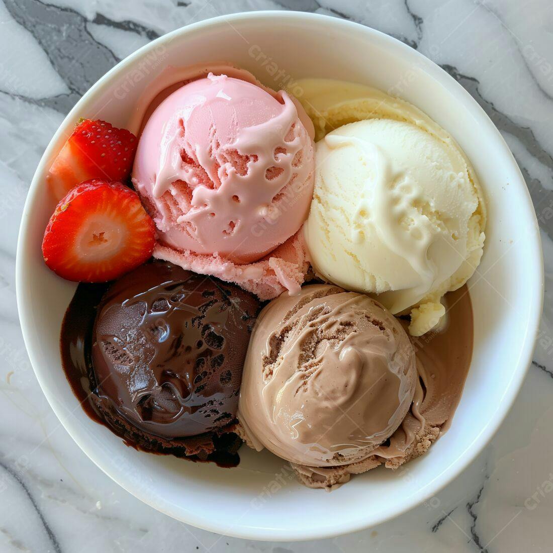 Sorvete de morango, baunilha e chocolate em pote branco