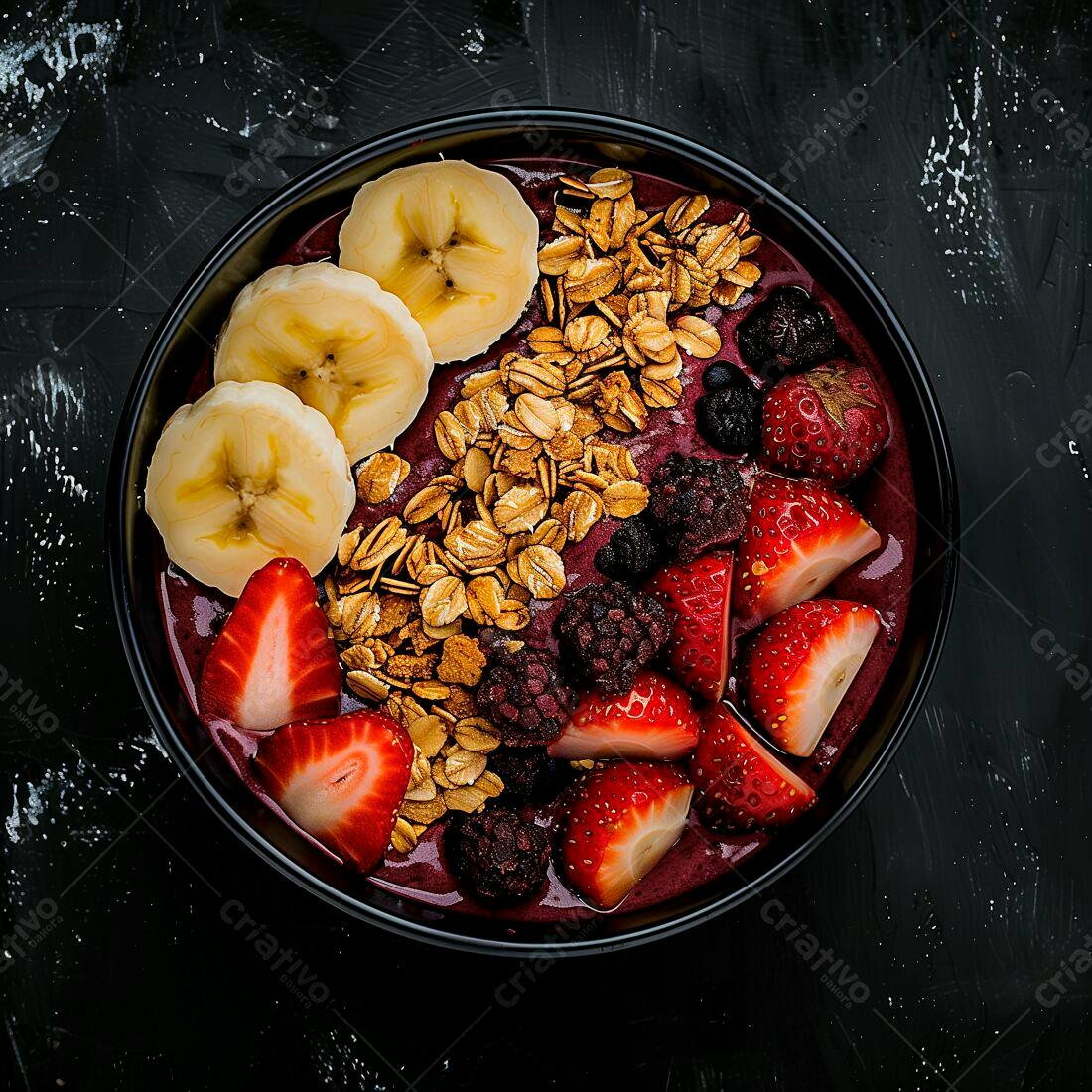 Açaí Bowl com frutas vermelhas granola e banana