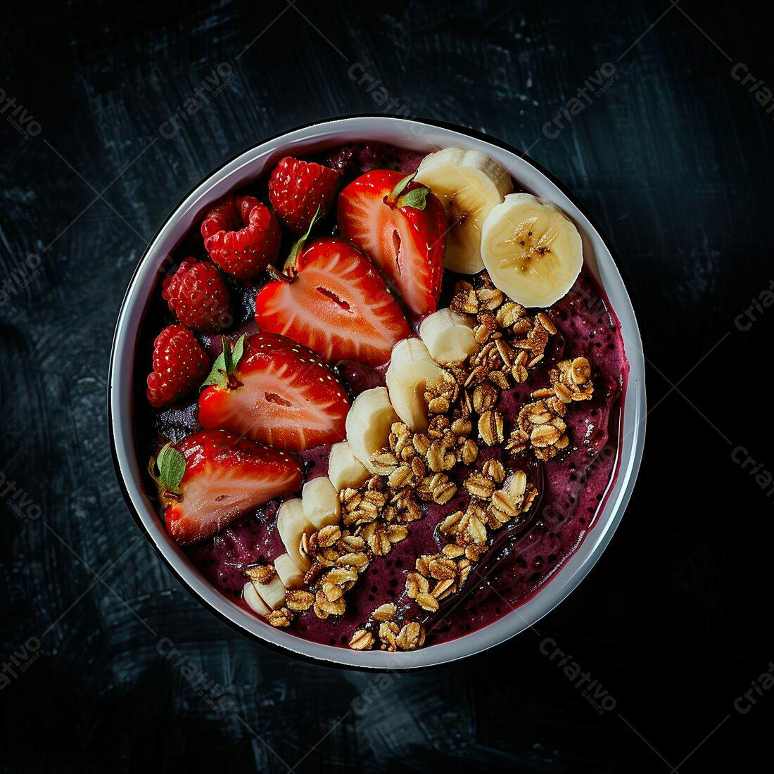 Açaí com morango banana e granola